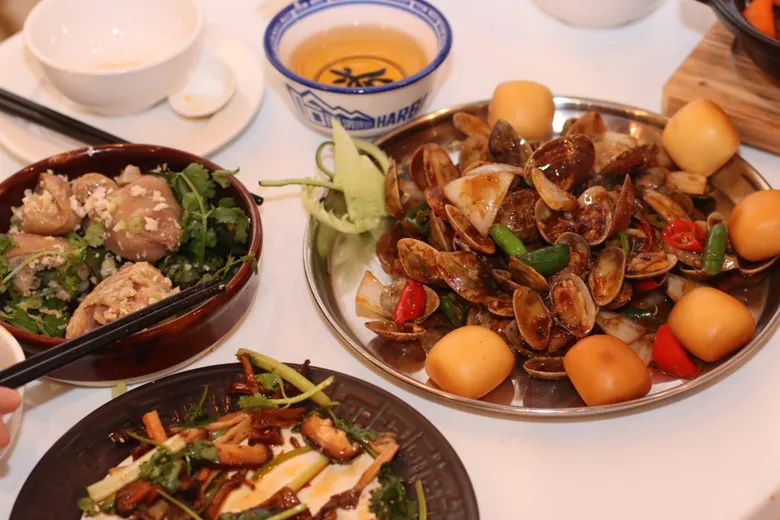 กิน มู เที่ยวให้ครบ! เปิด 3 ย่าน 'ฮ่องกง' ที่น่าใช้เวลาเดินเล่นทั้งวัน ย่าน Yau Ma Tei, Old Town Central และ Sham Shui Po