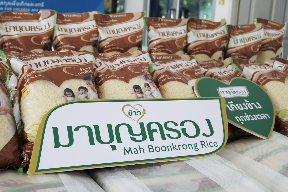 ข้าวมาบุญครอง ผนึกกำลังมูลนิธิปวีณาหงสกุลเพื่อเด็กและสตรี มอบข้าว 4.5 ตัน ผ่านโครงการ รวมน้ำใจ คนไทยซับน้ำตาคนตกงาน - ผู้ป่วยโควิด 19