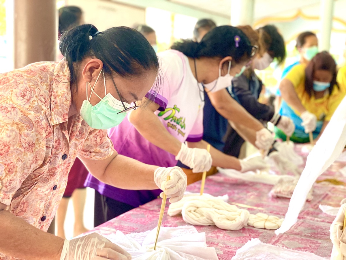 สำนักงานพัฒนาฝีมือแรงงานพังงาอบรมทำผ้ามัดย้อมให้กลุ่มผู้สูงอายุ