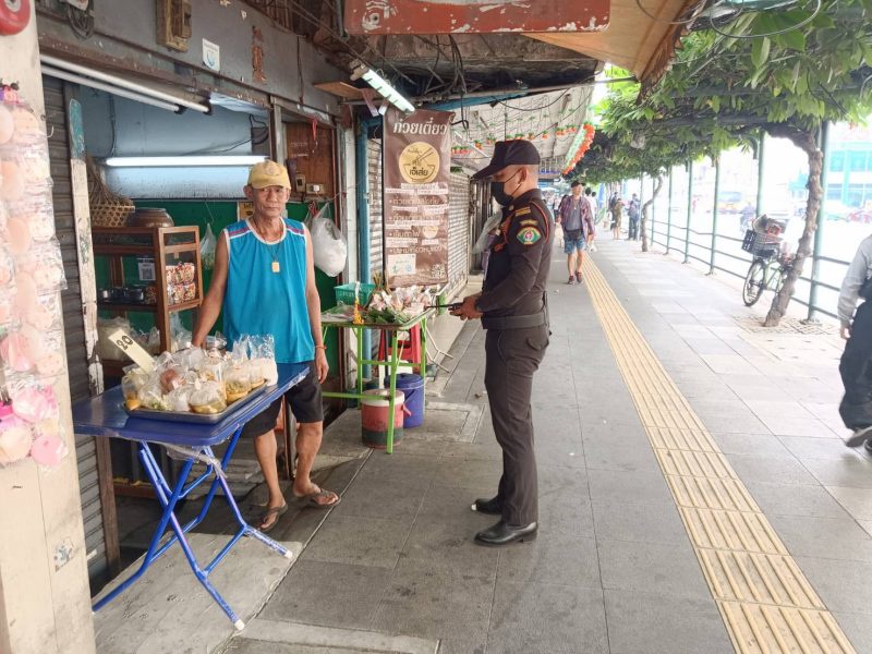 เขตราชเทวีล้างทำความสะอาดทางเท้า-กวดขันจัดระเบียบผู้ค้าหาบเร่แผงลอยย่านประตูน้ำ