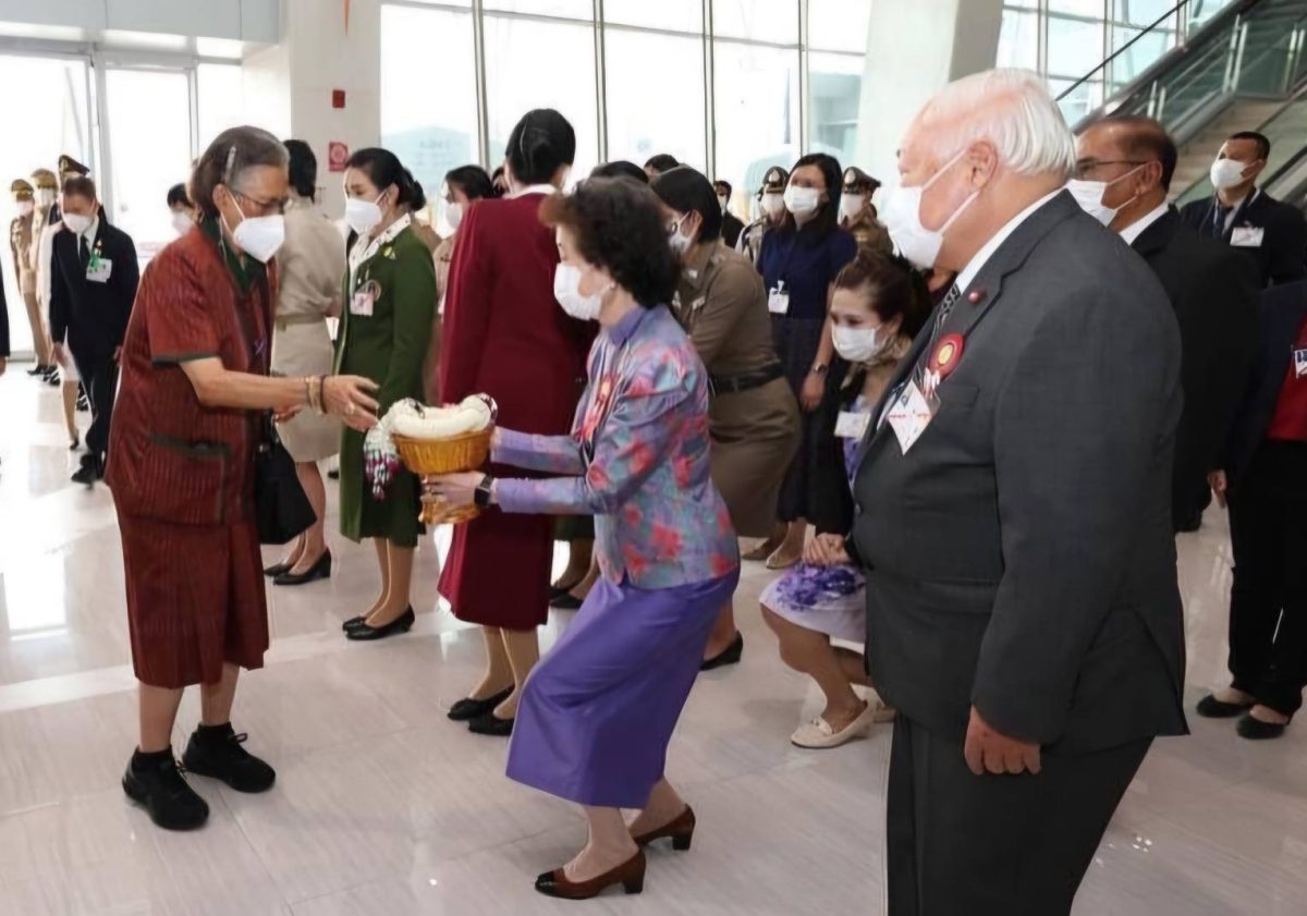 ดร.สุนทร และอารยา อรุณานนท์ชัยร่วมเฝ้ารับ และส่งเสด็จสมเด็จพระกนิษฐาธิราชเจ้า กรมสมเด็จพระเทพรัตนราชสุดาฯ