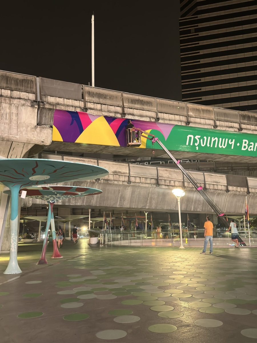 กทม. เร่งแก้ไขสติกเกอร์ กรุงเทพฯ-Bangkok คานรางรถไฟฟ้าแยกปทุมวันปูดพอง