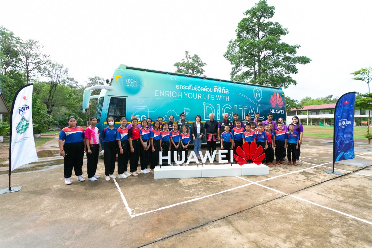 Huawei Digital Bus Project Brings Digital Knowledge to Cognis Thai Border Patrol Police School in Sakon Nakhon
