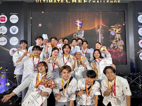 นักศึกษาวิทยาลัยดุสิตธานี กวาด 38 รางวัลจากการแข่งขันทำอาหาร เบเกอรี่ และแกะสลัก งาน THAIFEX - Anuga Asia