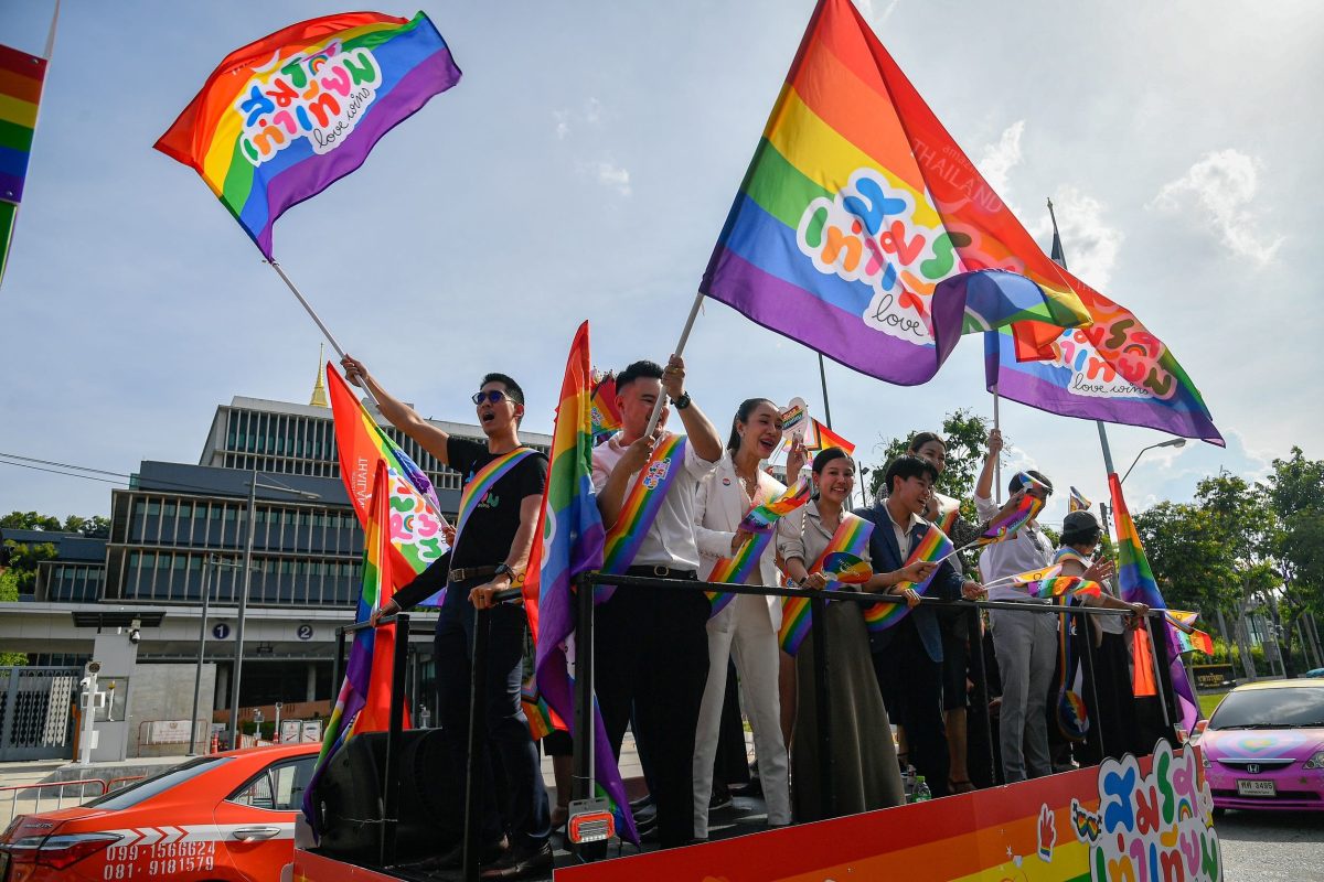 นฤมิตไพรด์ จัดใหญ่แรลลี่รวมพลคน LGBTQIAN เฉลิมฉลอง กฎหมายสมรสเท่าเทียม ธงไพรด์สีรุ้งโบกสะบัดประกาศชัยชนะกระหึ่มกรุงฯ หลังต่อสู้มายาวนานกว่า 20 ปี