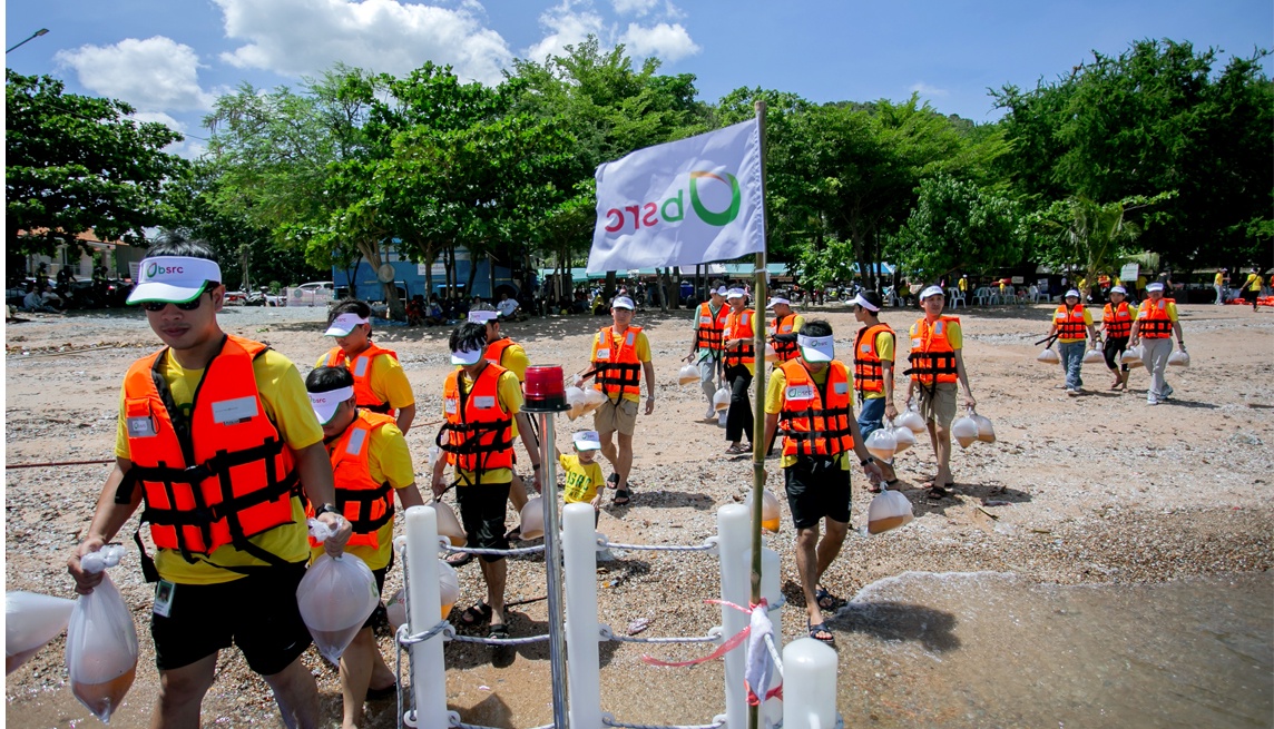 BSRC จัดกิจกรรม มาช่วย.ด้วยรัก ครั้งที่ 17 ทำซั้งบ้านปลาจากวัสดุธรรมชาติ ปล่อยพันธุ์สัตว์น้ำ และเก็บขยะชายหาด ณ ชุมชนบ้านอ่าวอุดม