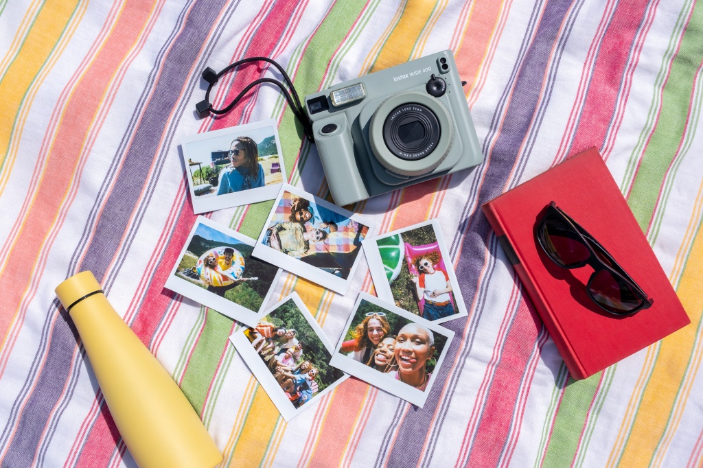 ฟูจิฟิล์ม ชวนเปิดรับความสนุกให้กว้างขึ้นด้วย INSTAX WIDE 400 กล้องอินสแตนท์อนาล็อกที่ถ่ายรูปได้กว้างจุใจกับแท็กไลน์ Make room for more