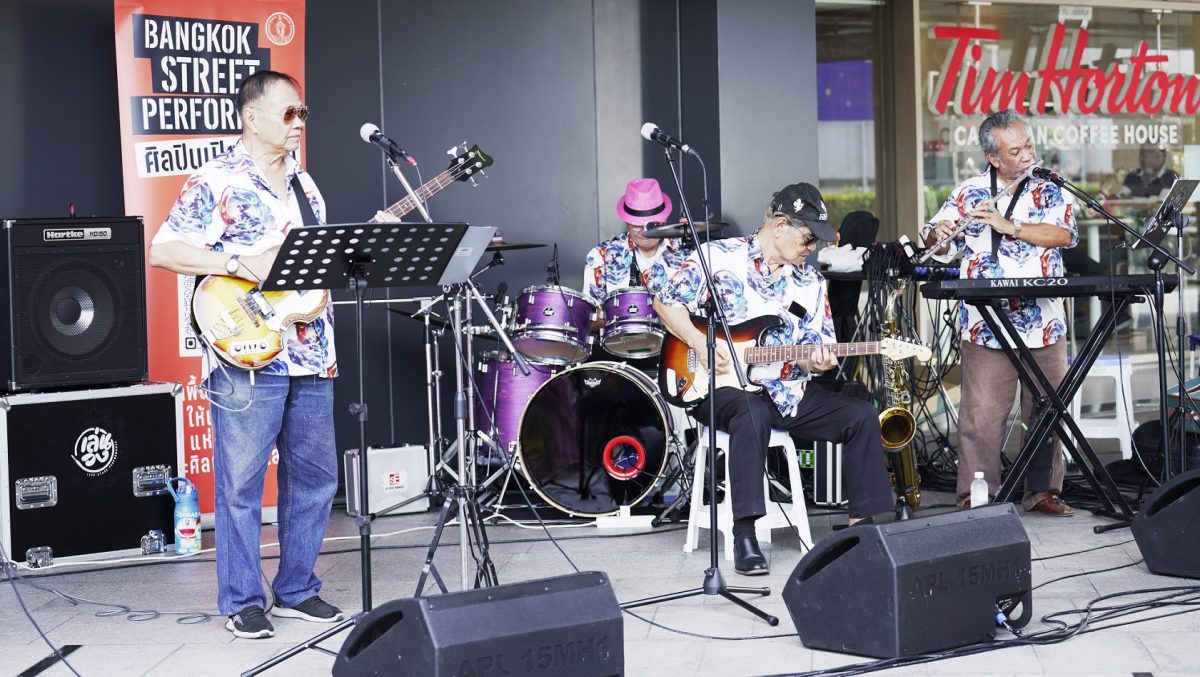 แดง อิม แอนด์ เฟรนดส์ วงดนตรีวัยเก๋าส่งมอบความสุขจัดเต็มที่เอ็ม บี เค เซ็นเตอร์ ในกิจกรรม BANGKOK STREET PERFORMER