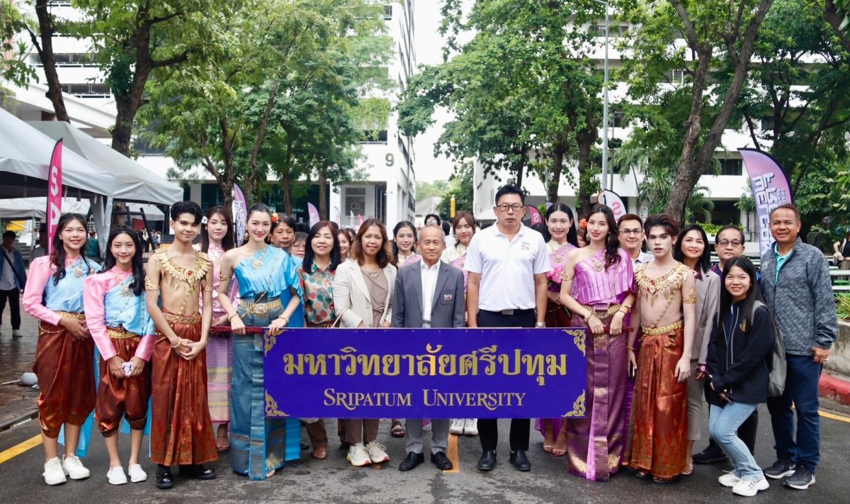 ม.ศรีปทุม นำคณะบริหาร คณาจารย์ บุคลากร และนักศึกษา ร่วมหล่อเทียน แห่เทียนพรรษา ถวายวัดบางบัว สืบสานประเพณี เพื่อเป็นพุทธบูชา