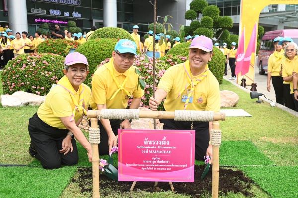 การเคหะแห่งชาติร่วมขบวน คาราวานจิตอาสาพระราชทาน กระทรวง พม. พร้อมมอบถุงยังชีพ ให้กลุ่มเปราะบางในพื้นที่กรุงเทพฯ เพื่อเฉลิมพระเกียรติ 72 พรรษา พระบาทสมเด็จพระเจ้าอยู่หัว