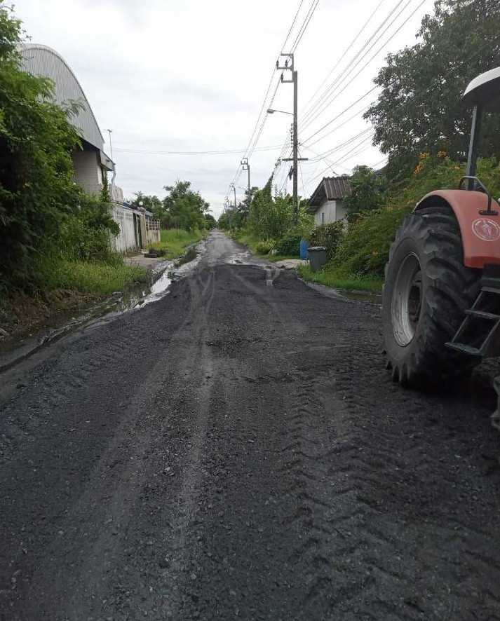 เขตหนองจอกประสานผู้รับจ้างเร่งงานก่อสร้างในซอยสกุลดี 5 คืนผิวจราจรให้ประชาชน