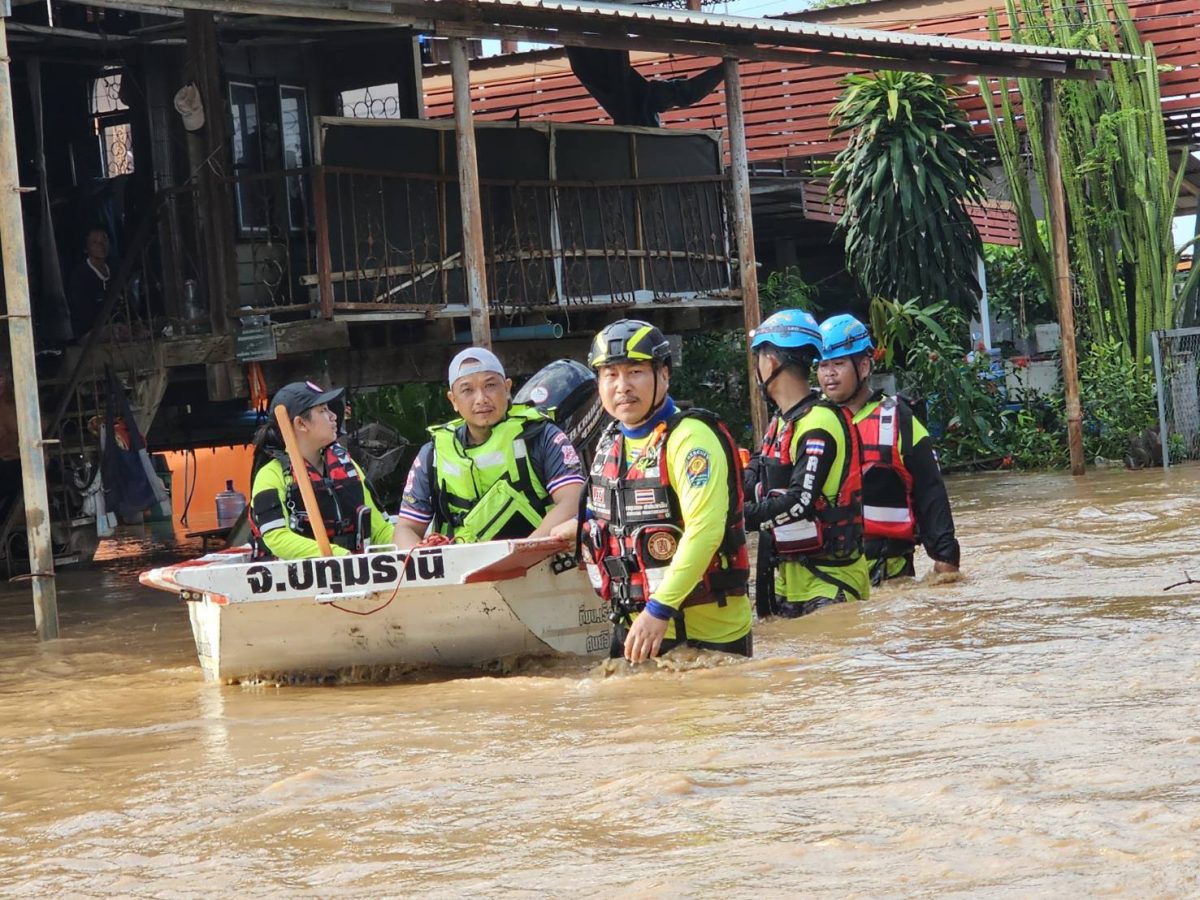 มูลนิธิป่อเต็กตึ๊ง ห่วงใยประชาชน กระจายกำลัง จัดตั้ง โรงครัวเคลื่อนที่ อาสาสมัครมูลนิธิป่อเต็กตึ๊ง จัดทีมบรรเทาทุกข์ชาวสุโขทัย. สู้ภัยน้ำท่วม