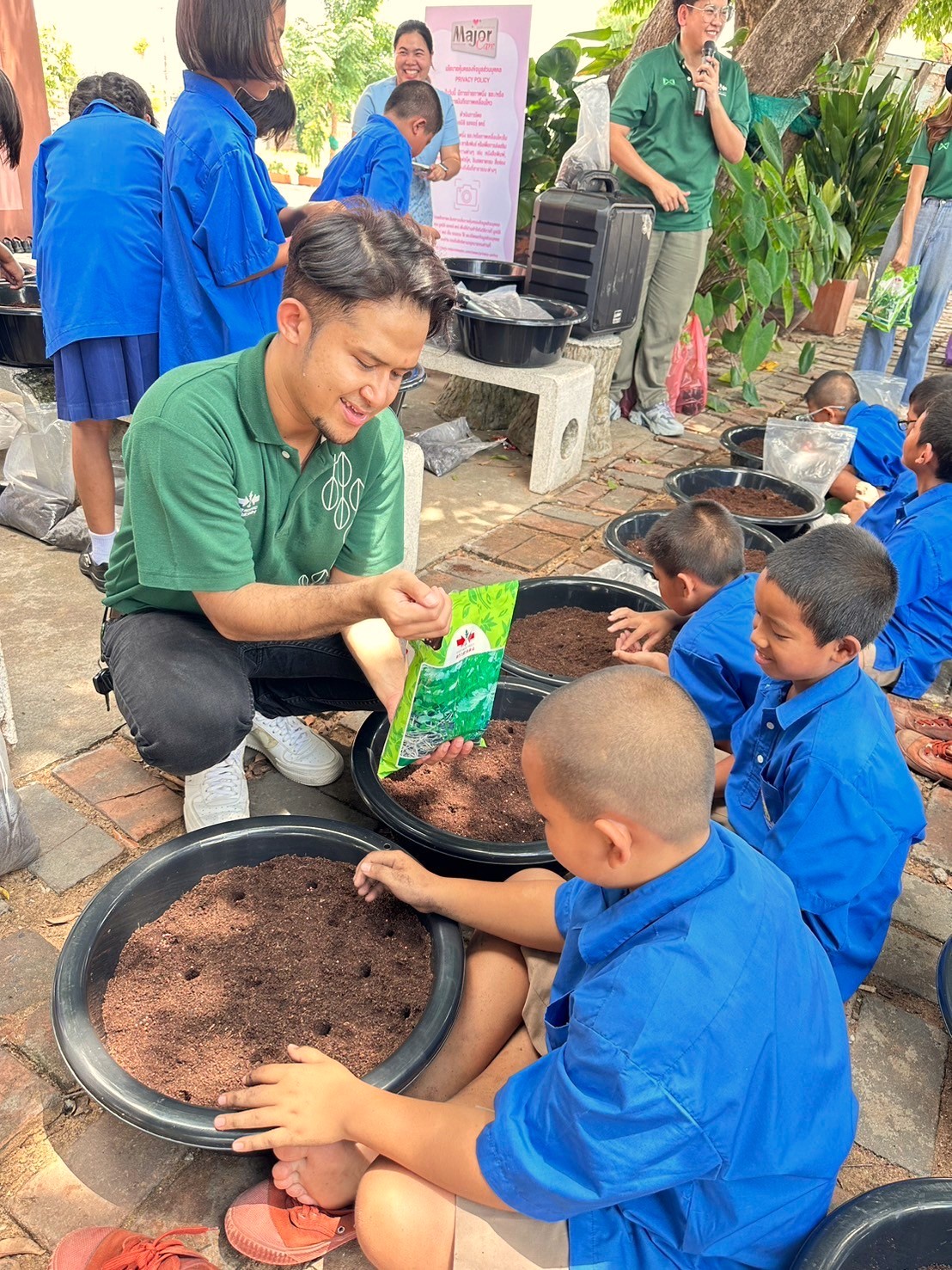 เมล็ดพันธุ์ตราศรแดง จับมือ มูลนิธิเมเจอร์แคร์ ใน โครงการปลูกผัก สร้างสุข สร้างรายได้ หนุนนักเรียนเรียนรู้การปลูกผักปลอดสารพิษ ฝึกทักษะต่อยอดสร้างอาชีพ