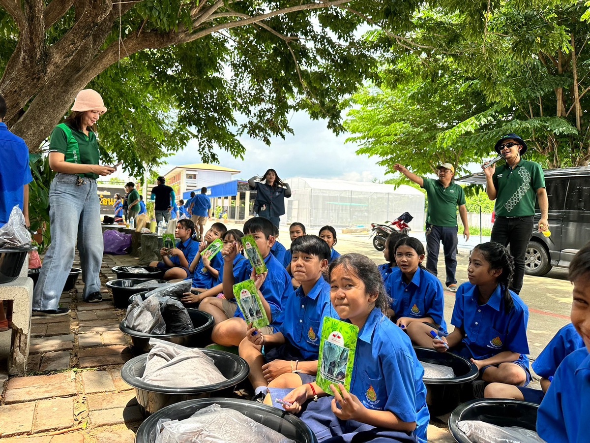 เมล็ดพันธุ์ตราศรแดง จับมือ มูลนิธิเมเจอร์แคร์ ใน โครงการปลูกผัก สร้างสุข สร้างรายได้ หนุนนักเรียนเรียนรู้การปลูกผักปลอดสารพิษ ฝึกทักษะต่อยอดสร้างอาชีพ