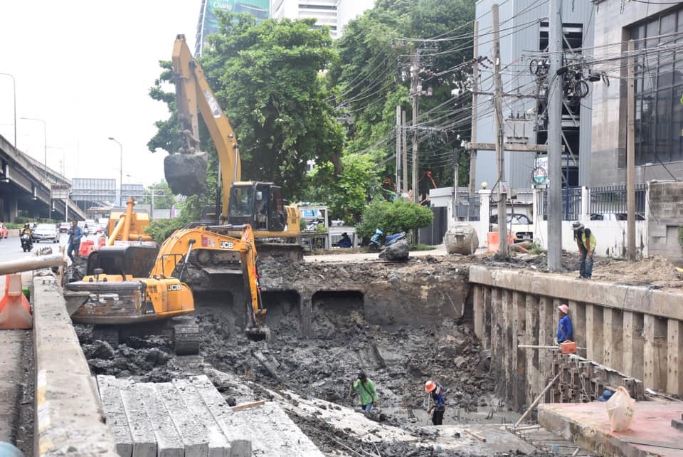 กทม. รุดตรวจสอบท่อระบายน้ำ-กำจัดเศษวัสดุสิ่งกีดขวางทางน้ำ เตรียมพร้อมรองรับสถานการณ์ฝน