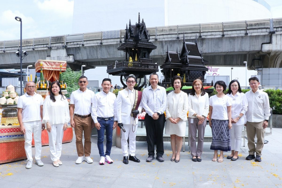 คณะผู้บริหารบริษัทในเครือเอ็ม บี เค ร่วมพิธีบวงสรวงตั้งศาลพระภูมิเจ้าที่ และศาลตายาย ศูนย์การค้าเอ็ม บี เค เซ็นเตอร์