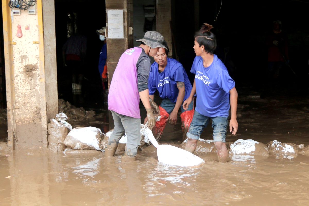 มูลนิธิไทยคม จับมือกับ เครือเรนด์ กรุ๊ป ฟื้นฟูเยียวยาผู้ประสบภัยน้ำท่วมภาคเหนือ ร่วมแรงร่วมใจเปิดครัวโรงทาน มอบถุงยังชีพ และทำความสะอาดบ้านเรือนหลังน้ำลด