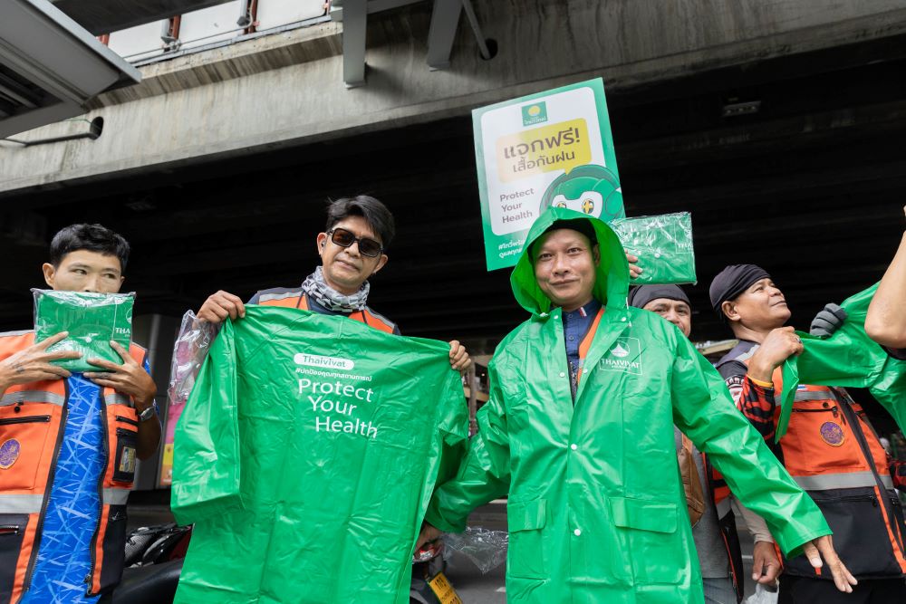 ประกันภัยไทยวิวัฒน์ ลุยฝนฉ่ำ นำขบวนแจกเสื้อกันฝน ปกป้องคุณ ทุกสถานการณ์