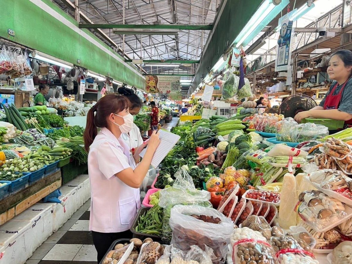 กทม. เข้มตรวจสอบการปนเปื้อนยาฆ่าแมลง-สารเคมีในผักผลไม้ เฝ้าระวังความปลอดภัยให้ผู้บริโภค