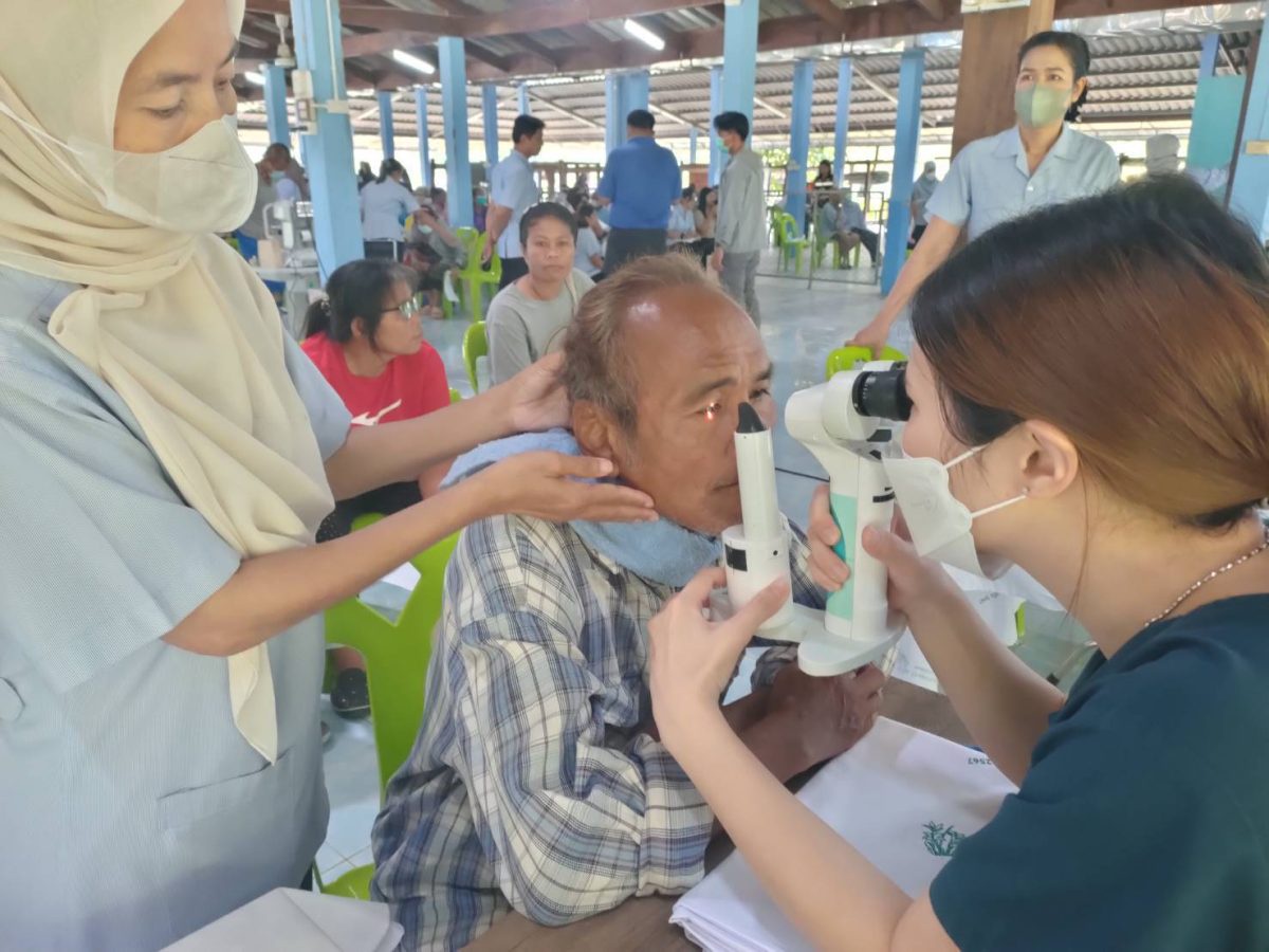 สานต่อพระราชปณิธาน สร้างคุณภาพชีวิตที่ดีสู่ชุมชน โครงการตรวจรักษาสายตาเคลื่อนที่ ตามแนวพระราชดำริ