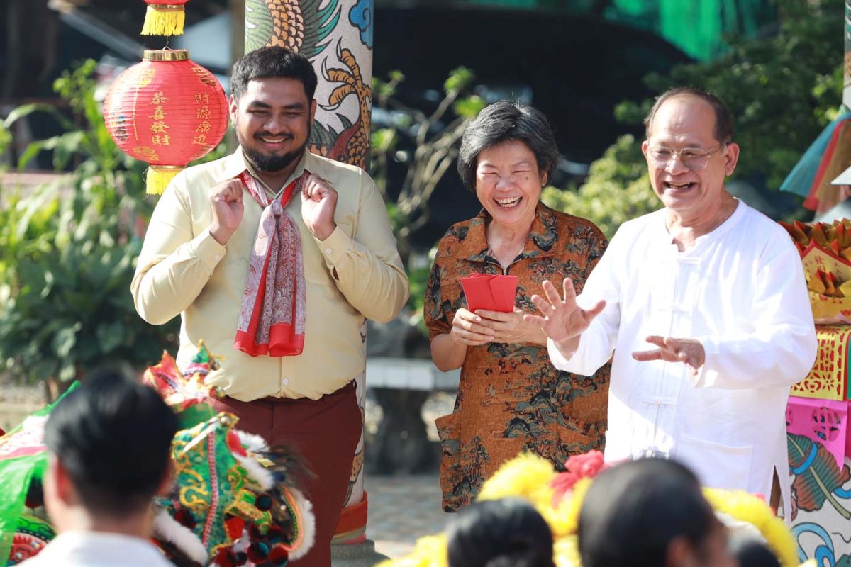 สุดป่วน! เต๋อ-เต้ย-ชาย-เอิร์ธ สวมบทแก๊งแป๊ะยิ้ม เชิดเงินแจก ในละคร มือปราบกระทะรั่ว