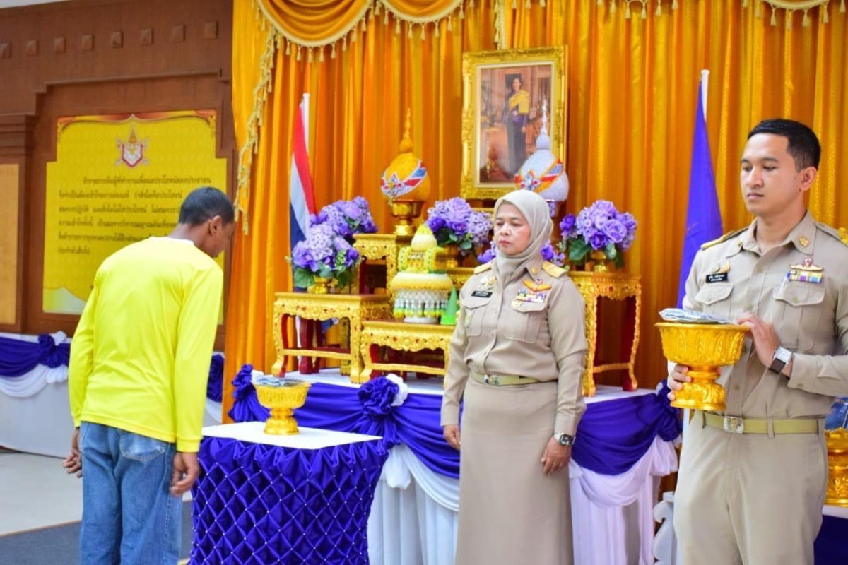 สถาบันส่งเสริมและพัฒนากิจกรรมปิดทองหลังพระ ร่วมกับจังหวัดปัตตานี จัดพิธีรับพระราชทานเมล็ดพันธุ์ผัก ให้แก่เกษตรกรในโครงการพัฒนาแหล่งน้ำชุมชนขนาดเล็ก