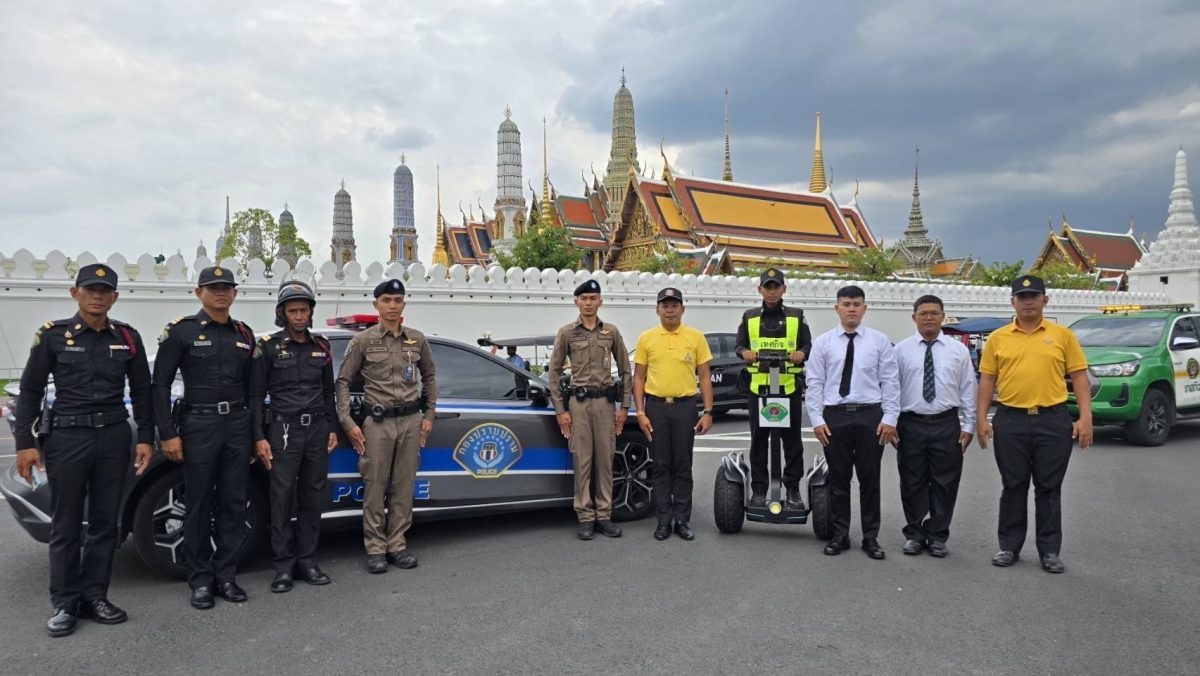 เขตพระนครรุดตรวจสอบไม่พบการขายสติกเกอร์วินจักรยานยนต์เถื่อน พร้อมจัดระเบียบจราจรรอบสนามหลวง