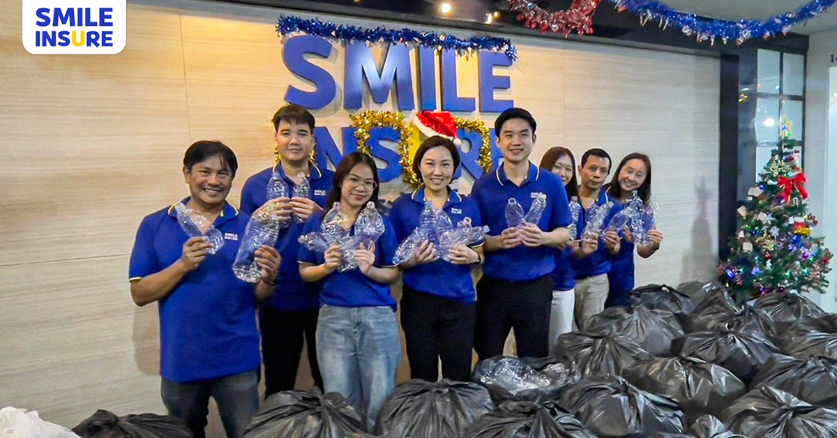 ทีมงาน SMILE INSURE และผู้บริหารร่วมบริจาคขวดพลาสติกส่งมอบให้วัดจากแดง ในโครงการ เก็บ แยก แลก จ้า เพื่อนำไปผลิตเป็น จีวรรีไซเคิล