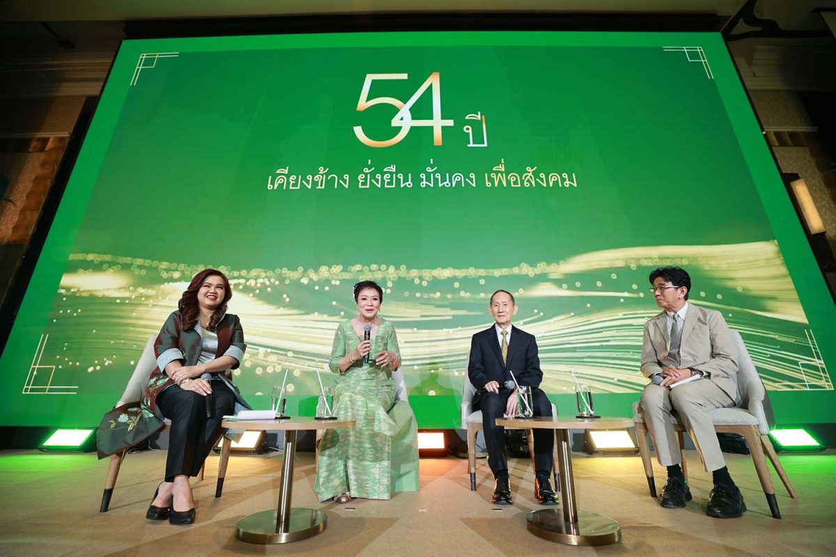 ฉลอง 54 ปีของชีวิตคู่ผู้มุ่งมั่นตอบแทนแผ่นดินไทย คุณโชติ โสภณพนิช พร้อมด้วยคุณหญิงกัลยา โสภณพนิช เคียงข้าง ยั่งยืน มั่นคง เพื่อสังคม