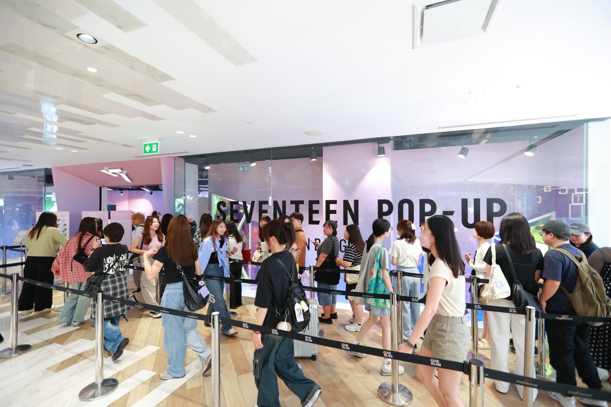 Thai and international Carats of SEVENTEEN line up for the SEVENTEEN RIGHT HERE IN BANGKOK POP-UP at Siam Discovery, creating a packed and lively atmosphere before heading to an exhilarating concert.