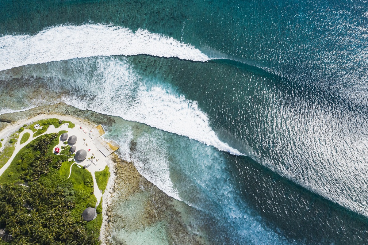 Prime Surf Season in the Maldives: Niyama Welcomes Back Surf Pro Brad Gerlach and Surf Photographer Rafael Fragoso de Sequeira