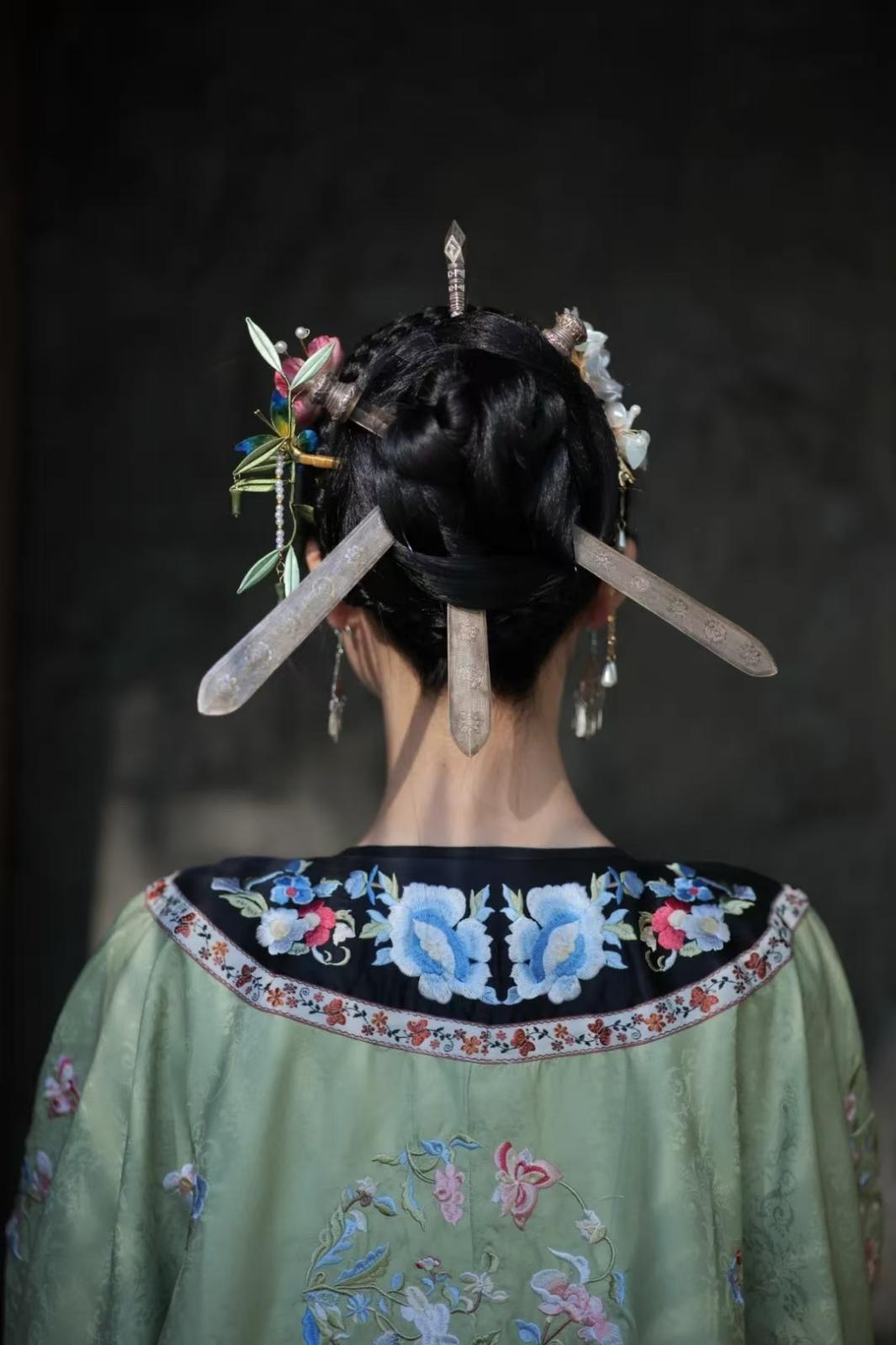 Mindu Culture in the Spotlight - Three Hairpins: for the Country, for the Family, and for Oneself